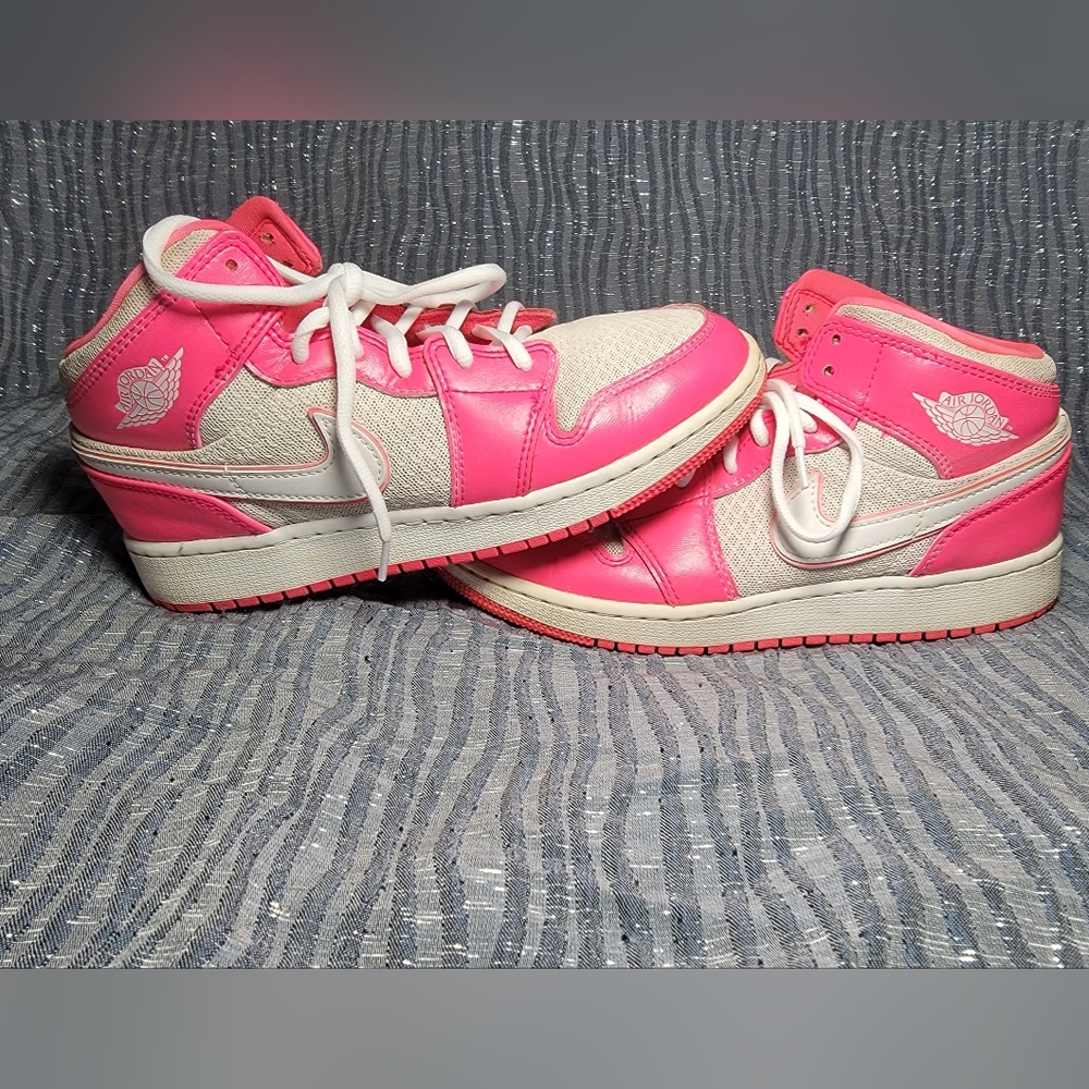 Rare Jordan Nike 'Hyper Pink' 5.5y womens 7 mens 5.5. Amazing shape 555112-611